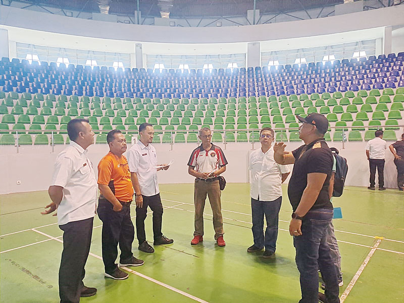 TINJAU: Pengprov PBSI Riau bersama dengan Dispora Riau dan PUPR Riau meninjau Gelanggang Remaja yang akan menjadi tempat pelaksanaan kejuaraan bulutangkis internasional, Rabu (14/8/2024).