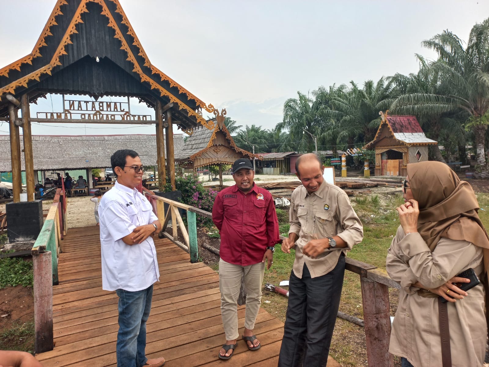 Ketua Tim Peneliti yang juga dosen Ilmu Komunikasi Fakultas Ilmu Sosial dan Ilmu Politik Unri, Yasir sedang berdiskusi bersama Solihin penggiat lingkungan di Pantai Raja Kecik Muntai, Bengkalis.