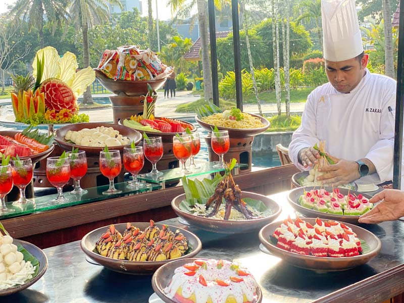 Chef menghi&shy;dangkan aneka dessert yang tergabung dalam paket yang tersedia setiap Jumat dan Sabtu dari pukul 18.00 hingga 23.00 WIB.