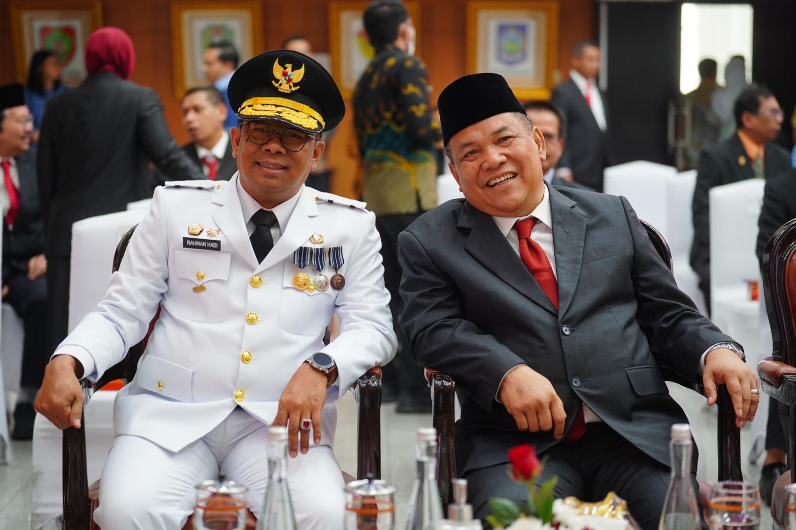 Sekdaprov Riau SF Hariyanto foto bersama dengan Pj Gubri Rahman Hadi usai pelantikan, Kamis (15/8).