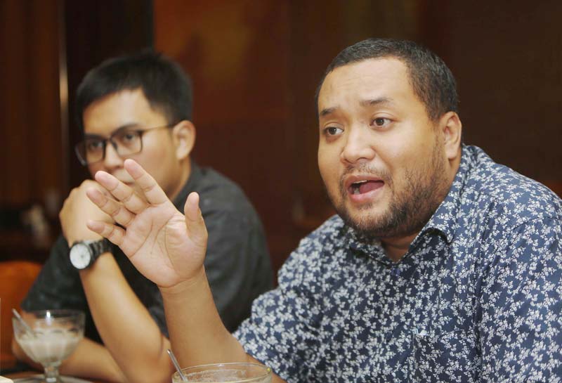 Direktur Riset dan Komunikasi Kedai Kopi, Ibnu Dwi Cahyo (kanan) memberikan paparan dan pandangannya saat diskusi  Dinamika Pilkada dan Partai Politik di Jakarta.