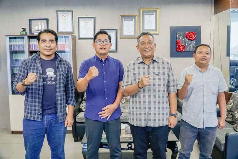 CEO Riau Pos Group Ahmad Dardiri (dua kiri) didampingi Pemred Rtv Heru Rinaldo (kiri) foto bersama Bakal Calon Bupati Rokan Hulu Anton ST MM (dua kanan) saat kunjungan.