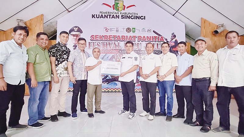 menyerahkan bantuan: Manajemen PT RAPP diwakili SHR Manager PT RAPP Raja Elwan Jumanri menyerahkan bantuan pelaksanaan pacu jalur 2024 kepada Ketua Umum Pacu Jalur 2024 Andi Cahyadi didampingi Kadis
