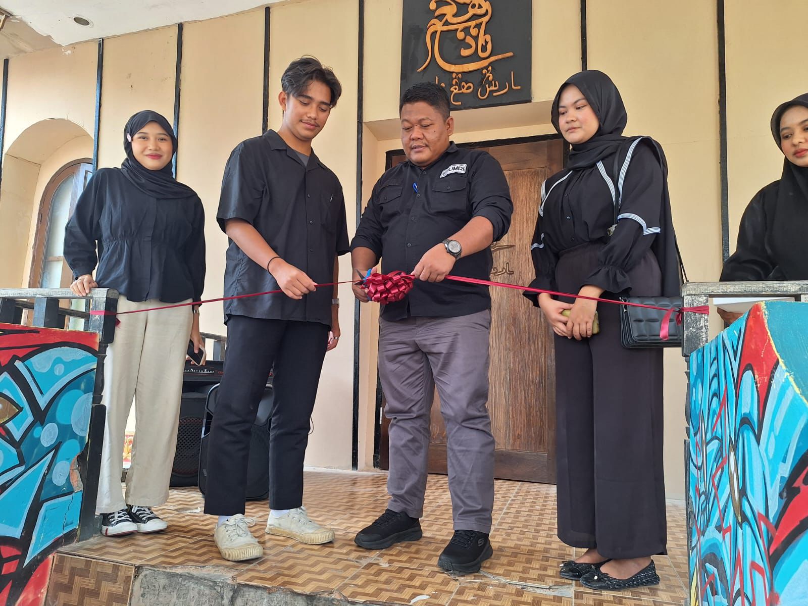 Dekan Fakultas Ilmu Komunikasi (Fikom) Umri Jayus SSos, MIkom saat melaksanakan pemotongan pita peresmian event Himaikom Umri, Rabu (14/8/2024).
