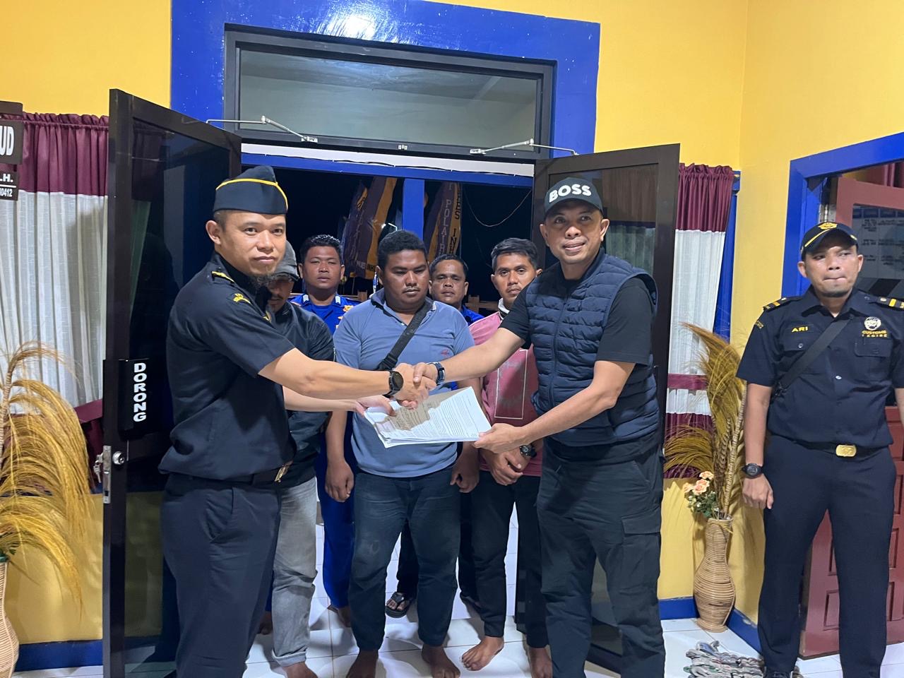 Polairud Polres Indragiri Hilir (Inhil) menyerahkan 3 tersangka (TSK) dan ribuan slop rokok ilegal ke Bea dan Cukai (BC) Tembilahan.