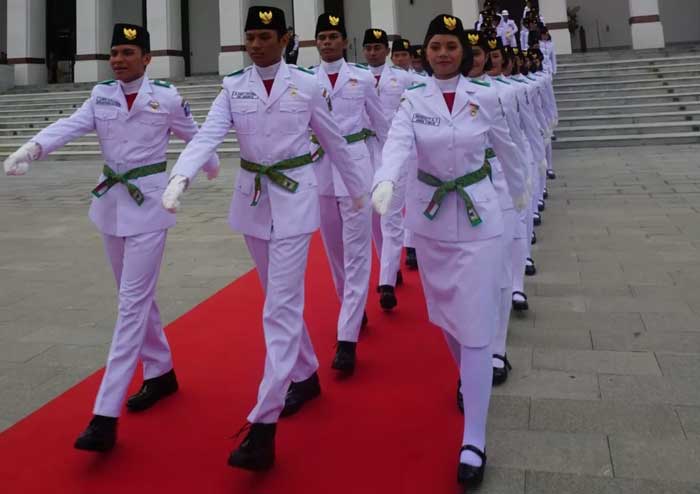 Paskibraka di halaman istana kepresidenan di IKN, Kalimantan Timur, Selasa (13/8).
