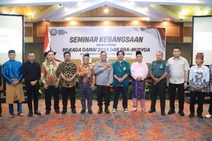 Wakapolda Riau Brigjen Pol K Rahmadi berfoto bersama nara sumber dan perwakilan BEM se-Riau usai kegiatan seminar, Kamis (15/8/20234).