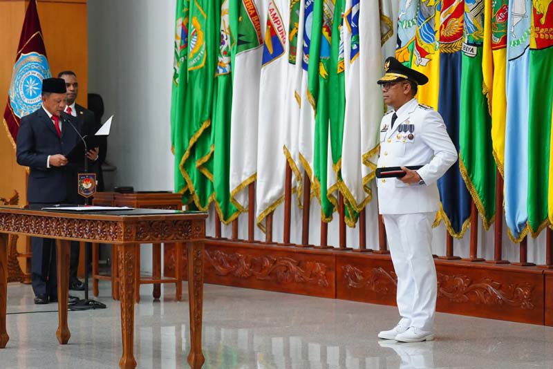 Rahman Hadi (kanan) resmi dilantik menjadi Penjabat Gubernur Riau oleh Menteri Dalam Negeri (Mendagri) Tito Karnavian di Gedung Sasana Bhakti Praja Kementerian Dalam Negeri, Jalan Medan Merdeka Utara.