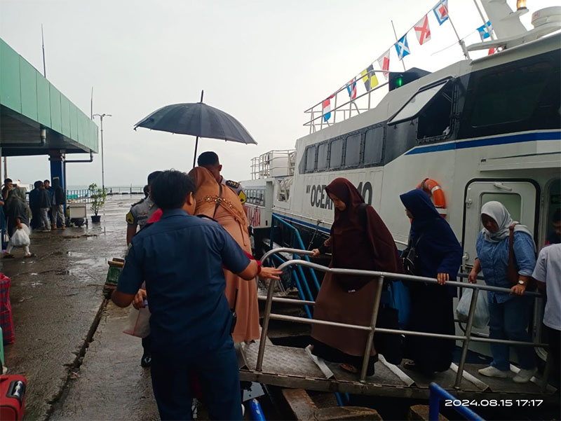 Kapal Oceana 10 saat tiba di Pelabuhan SBP Tanjungpinang, Kamis (15/8) sore.