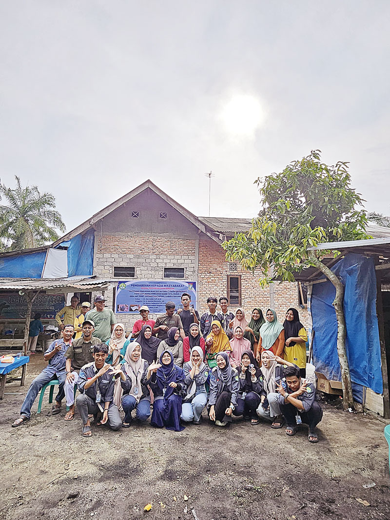 FOTO BERSAMA: Tim LPPM Unri, mahasiswa kukerta foto bersama dengan masyarakat usai pelatihan, baru-baru ini.