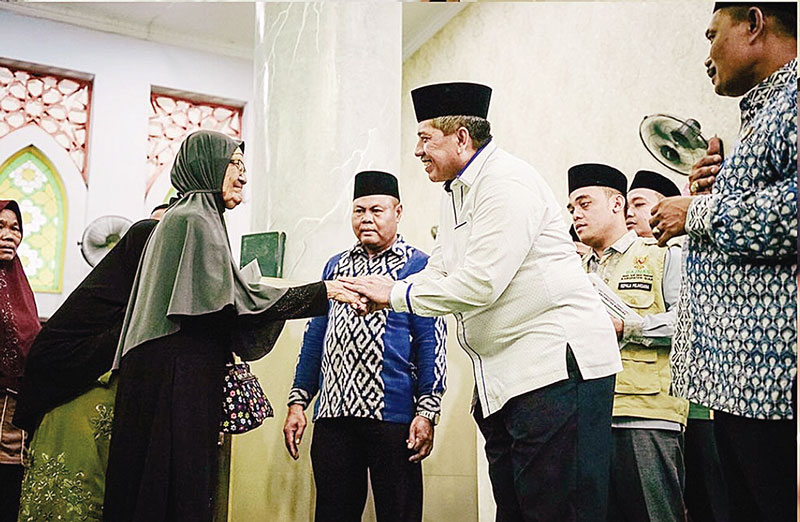 MENYALURKAN ZAKAT: Bupati Siak Alfedri saat menyalurkan zakat kepada mustahik di Kecamatan Siak, beberapa hari lalu.
