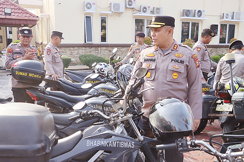 Kapolres Dumai AKBP Dhovan Oktavianton mengecek ranmor yang bakal segera dioperasikan untuk kegiatan pengamanan Pilkada serentak, Rabu (14/8/2024).