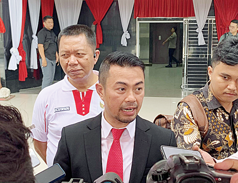 Pj Wako Pekanbaru Risnandar Mahiwa didampingi Sekko Pekanbaru Indra Pomi Nasution memberikan keterangan kepada media terkait persiapan pelaksanaan upacara HUT RI di Kantor Wali Kota Pekanbaru.