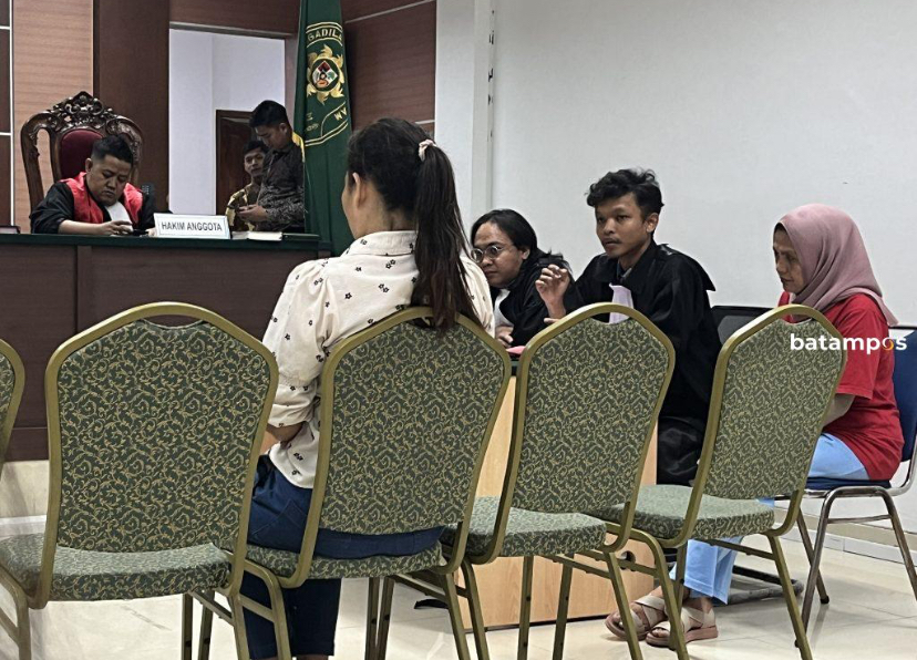 Enti, korban yang diduga dianiaya oleh Megawati terdakwa penganiayaan saat memberi kesaksian di PN Batam.