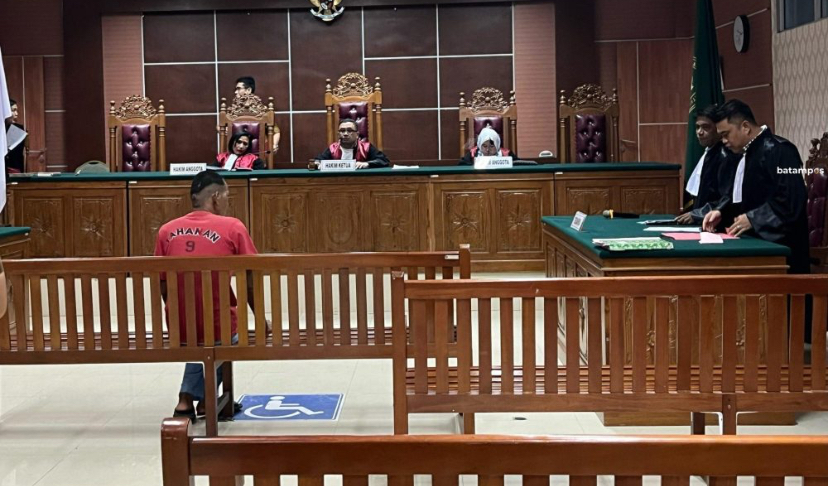 BH saat bersiap menjalani sidang di PN Batam, Kamis (8/8).