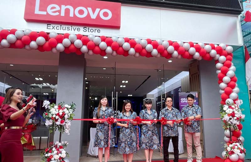 Prosesi pengguntingan pita oleh Owner Kristalindo dan Lenovo dalam kegiatan grand opening Lenovo Exclusive Store Pekanbaru, Kamis (15/8/2024).