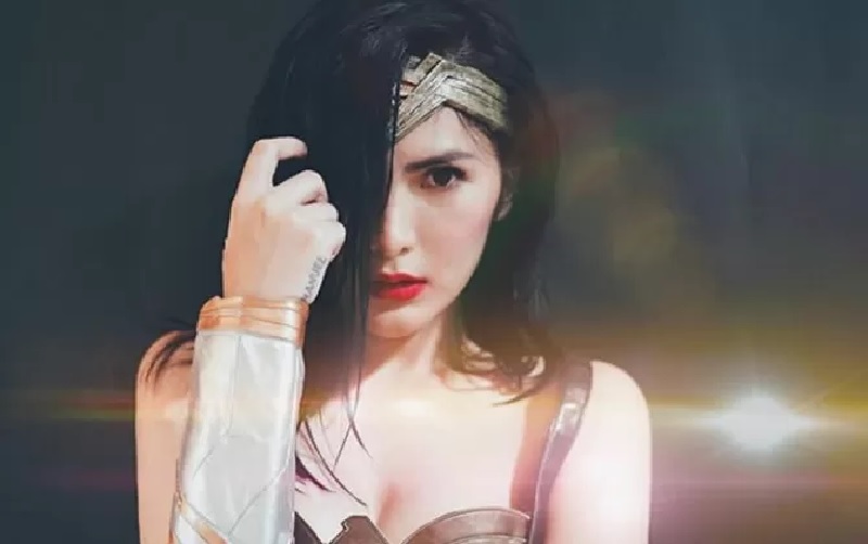 Artis Angela Lee menggunakan kostum Wonderwoman, jadi tersangka dugaan penipuan berkedok tas mewah.