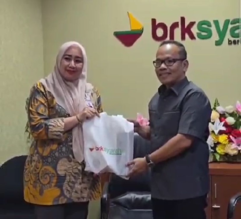Kepala Cabang BRK Syariah, Nety Supiaty menyerahkan cenderamata kepada Ketua Umum PMKJ, Fauzi Ishak.