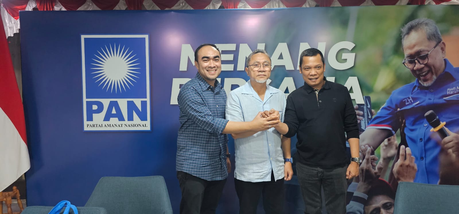 Bakal Calon Wali Kota Pekanbaru Muflihun dan Bakal Calon Wakil Wali Kota Irvan Herman Abdullah salam komando bersama Ketua Umum DPP PAN Zulkifli Hasan, di Jakarta, Kamis (15/8/2024).