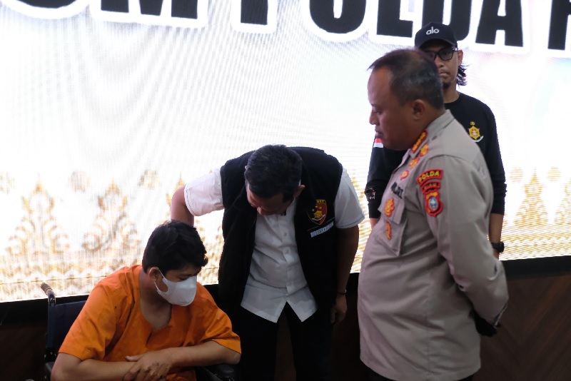 Dirkrimum Polda Riau Kombes Pol Asep Darmawan didampingi Kabid Humas Kombes Pol Anom Karibianto saat menginterogasi pelaku perampokan berinisial FI saat ekspose di Mapolda Riau, Jumat (16/8/2024).