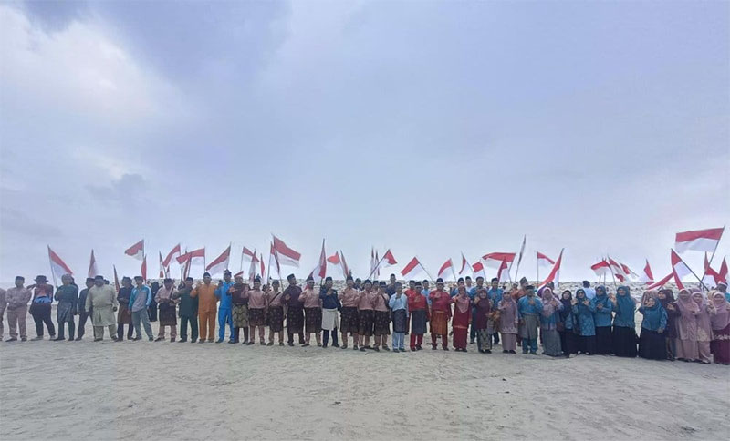 Masyarakat Sungai Cingam mengibarkan sebanyak 79 Bendera Merah Putih di Pantai Ketapang, Kecamatan Rupat, Bengkalis, Jumat (16/8/2024).