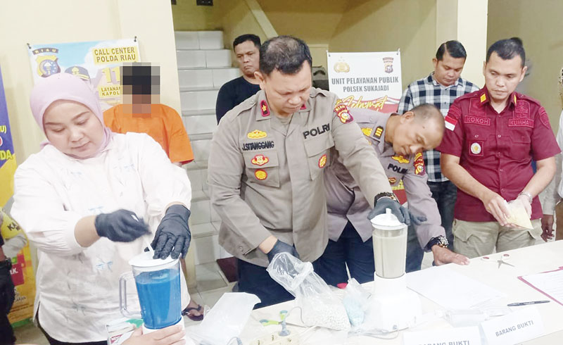 Kapolsek Sukajadi Kompol Jorminal Sitanggang melakukan pemusnahan ribuan pil ekstasi pada Jumat (16/8/2024).