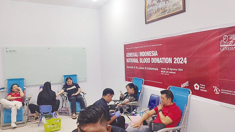 Peserta antusias mengikuti kegiatan donor darah yang digelar Generali Indonesia serentak di 16 titik di Indonesia termasuk Pekanbaru, Jumat (16/8/2024).