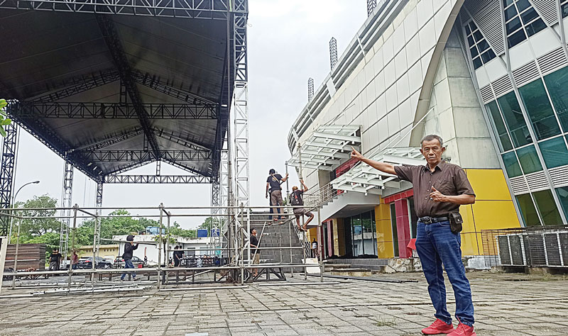 Ketua Umum Pengprov PBSI Riau Eri Zulhendrizal saat meninjau venue bulutangkis Internasional Challenge dan Indonesia Masters di Gelanggang Remaja, Pekanbaru, Jumat (16/8/2024).