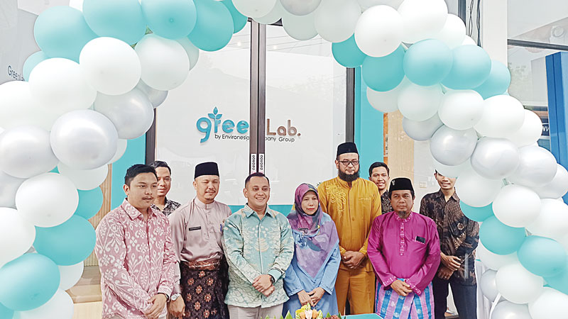 Presiden Direktur Environesia Group Ir Saprian ST MSc MT (tiga kiri) foto bersama tamu undangan usai launching Kantor Greenlab Pekanbaru, Jumat (16/8/2024).