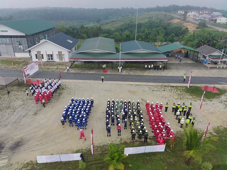 EMP Bentu Limited bersama mitra kerja melaksanakan upacara bendera memperingati HUT RI ke-79 yang dipusatkan di Base Camp Lubuk Ogong, Kabupaten Pelalawan, Sabtu, 17/08/2024).