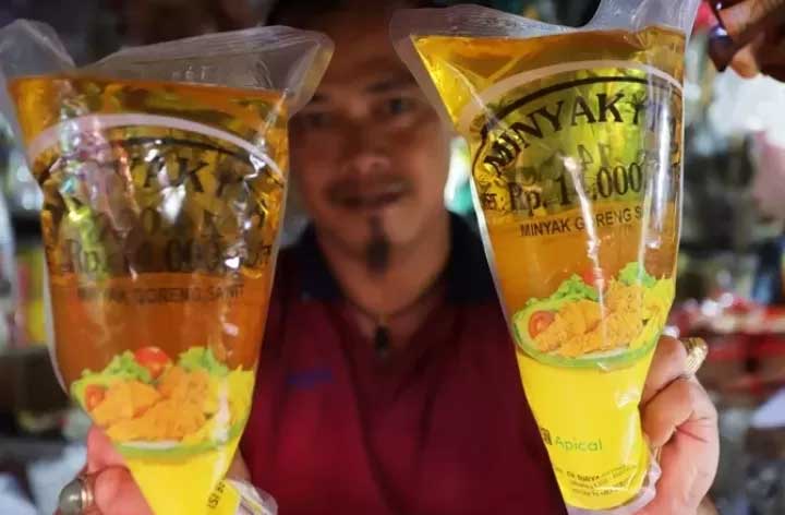 Ilustrasi minyak goreng kemasan bersubsidi Minyakita di salah satu Pasar Kebayoran Lama, Jakarta.