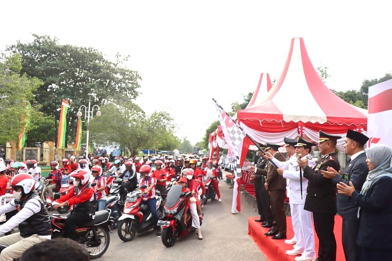 Bupati Rohul Sukiman bersama Forkopimda Rohul melepas ratusan peserta pawai Safety Riding, Kampanye Keselamatan Merah Putih di Kompleks Perkantoran Pemda Rohul, Sabtu (17/8/2024).