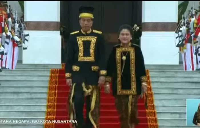 Baju adat Takwo yang dikenakan Presiden Joko Widodo dan Ibu Negara Iriana Joko Widodo adalah warisan kesultanan Kutai.