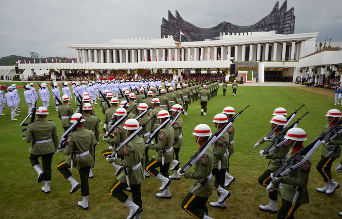 Para personel TNI berbaris menuju lapangan upacara jelang Detik-Detik Peringatan HUT Ke-79 RI di Ibu Kota Nusantara (IKN), Sepaku, Penajam Paser Utara, Kalimantan Timur, Sabtu (17/8/2024).