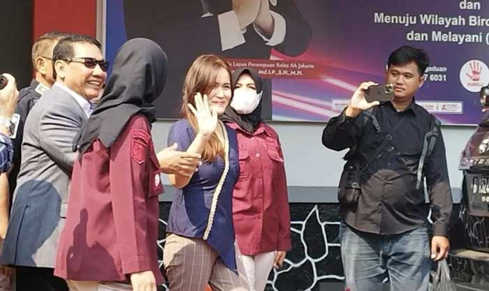 Jessica Kumala Wongso melambaikan tangan pada wartawan saat keluar dari Lapas Pondok Bambu Jakarta.
