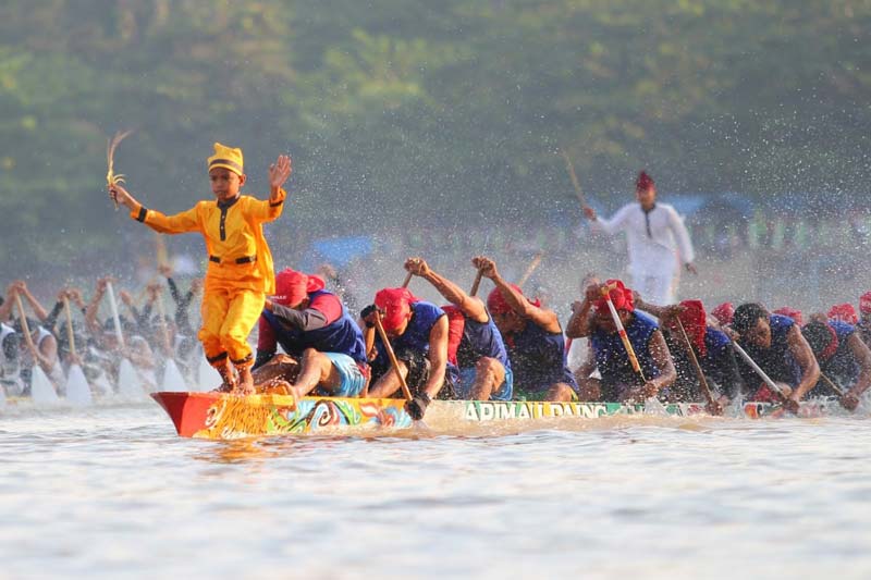 Seorang anak yang menjadi tukang tari beraksi saat Pacu Jalur 2023.