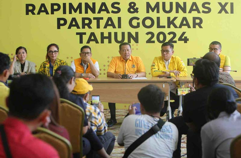 Wakil Ketua Umum Partai Golkar sekaligus Ketua Panitia Penyelenggara Rapimnas dan Munas Golkar Bambang Soesatyo (tengah) memberikan keterangan pers di DPP Partai Golkar