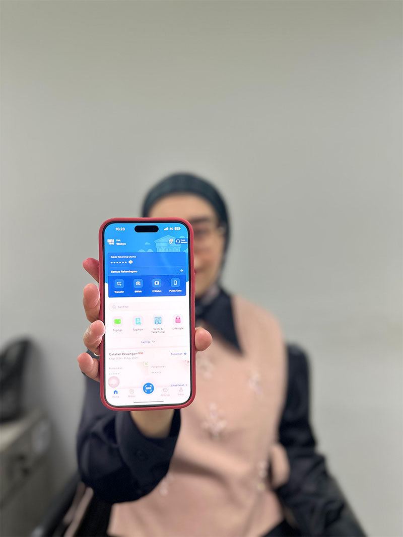 Nasabah memperlihatkan Aplikasi Brimo, Senin (19/8/2024).