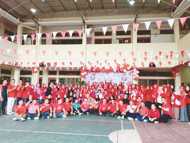Ketua Yayasan Hang Tuah Pekanbaru dr H Zainal Abidin MPH, Rektor UHTP Prof Dr Syafrani MSi dan para pimpinan lainnya foto bersama dengan dosen serta karyawan usai membuka perlombaan peringatan