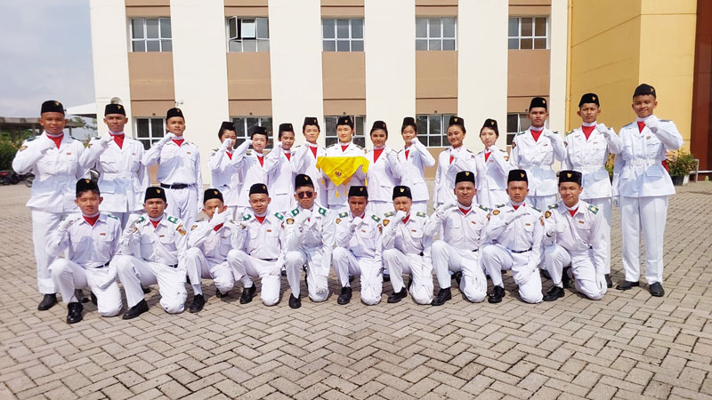 Pasukan pengibar bendera SMA Dharma Loka Pekanbaru foto bersama usai upacara peringatan HUT ke-79 Kemerdekaan RI di halaman SD Dharma Loka, Sabtu (17/8/2024).