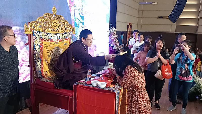 Yang Mulia (YM) Passang Rinpoche memberikan blessing atau anugerah kepada para umat Buddha yang hadir dalam Dharma Talk Chau Tu dan Yen Kung, Ahad (18/8/2024).