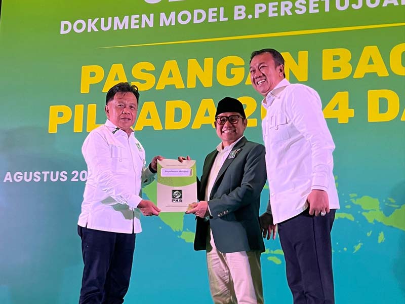 Asmar didampingi Muzamil menerima SK dukungan dari PKB yang diserahkan langsung oleh Cak Imin di Hotel Fairmont, Jakarta, Ahad (18/8/2024).
