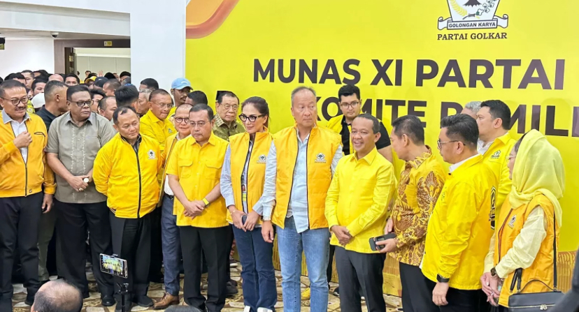 Bahlil Lahadalia dan rombongan saat mendaftar menjadi Ketua Umum Partai Golkar.