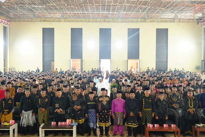 Bupati Kuansing Dr H Suhardiman Amby MM bersama H Mukhlisin (baju pink) hadir bersama saat pertemuan dengan tokoh adat se Kuansing, Senin (19/8/2024).