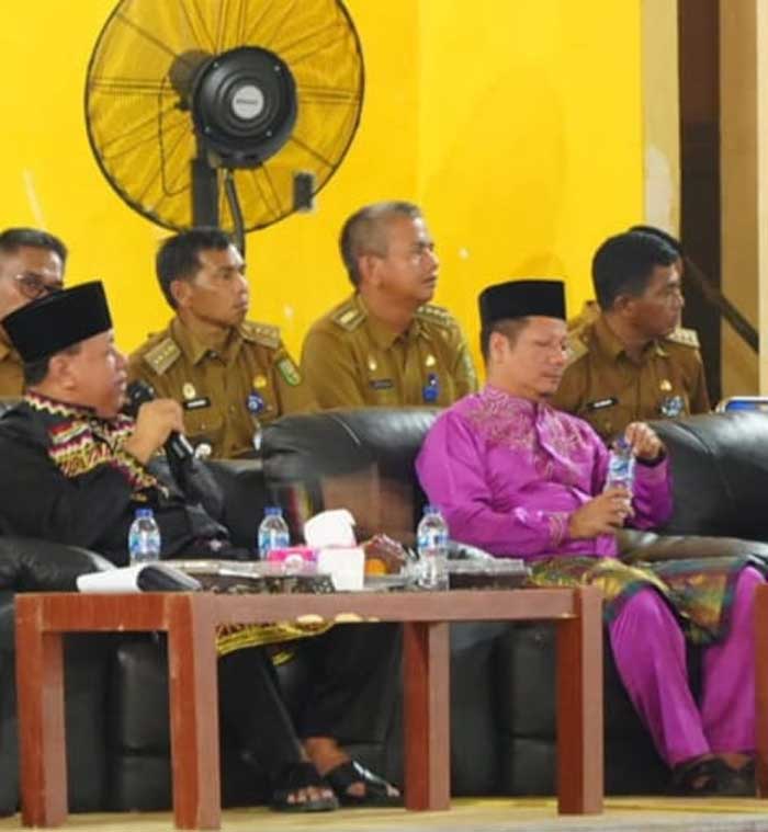 Bupati Kuansing Dr H Suhardiman Amby MM bersama H Mukhlisin (baju pink).