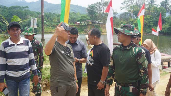 Danrem 031/WB Brigjen TNI Dany Rakca Andalasawan SAP MHan memeriksa kondisi terkini program TNI Manunggal Membangun Desa (TMMD) ke-121 Kodim di Tanjung Belit Selatan.
