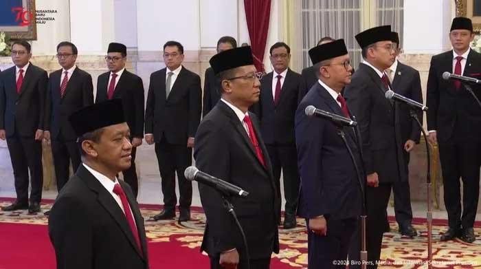 Jokowi melantik tiga menteri baru dan satu wamen baru hari ini Senin (19/8) di Istana Negara. Tiga orang merupakan orang dekat prabowo Subianto