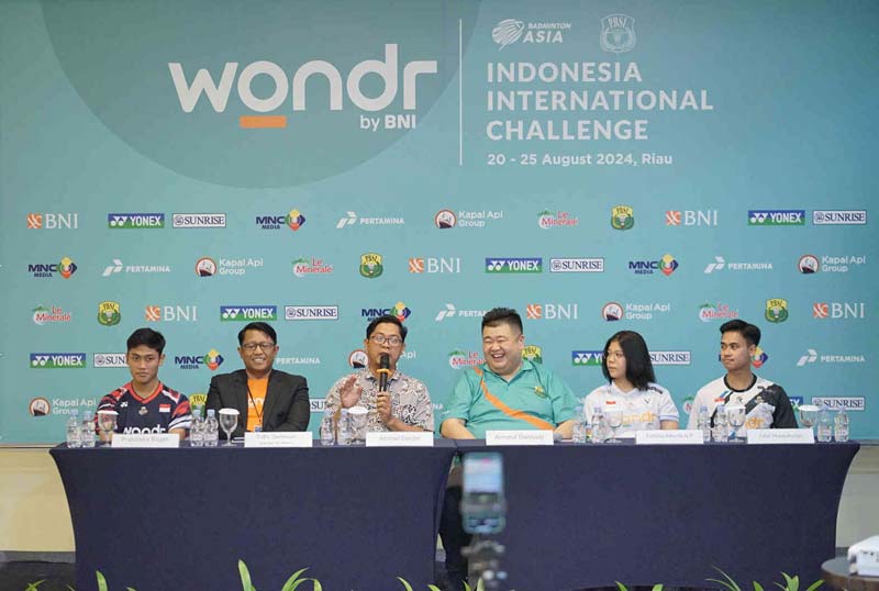 Ketua Panitia Pelaksana Armand Darmadji (tiga kanan), Perwakilan PBSI Riau Ahmad Dardiri (tiga kiri), Area Head BNI Regional 02 Yudhi Darmawan (dua kiri), saat melakukan konferensi pers.