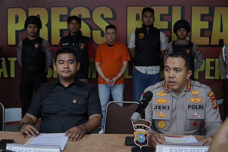 Kapolresta Pekanbaru, Kombes Pol Jeki didampingi Kasat Reskrim Kompol Berry Juana, memberikan keterangan terkait kasus KDRT, saat ekspos di Mapolresta Pekanbaru, Selasa (20/8/2024).
