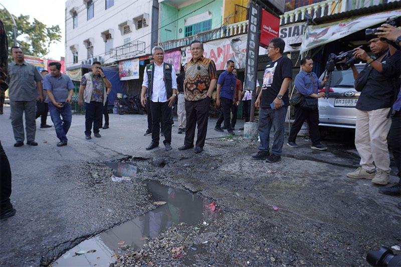 Sekdaprov Riau SF Hariyanto saat meninjau jalan rusak di Pekanbaru baru-baru ini.